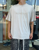 REPRESENT Embroldered Serlf Logo T-Shirt MLM100234-25 I Concrete